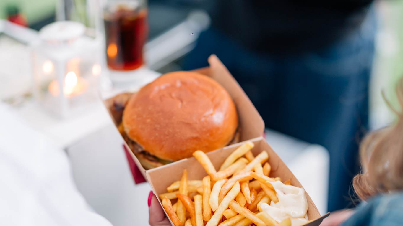 Burger et frites servis dans une box